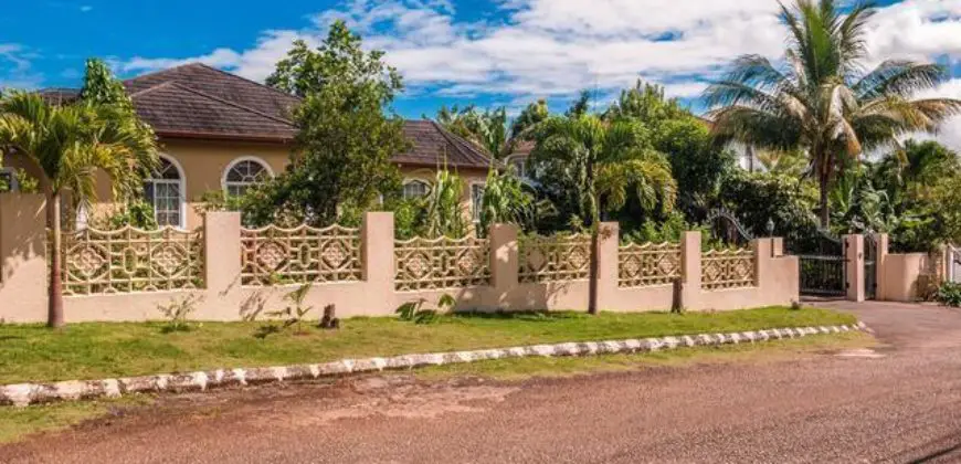 This charming bungalow is centrally located and offers access to all of Mandeville’s amenities