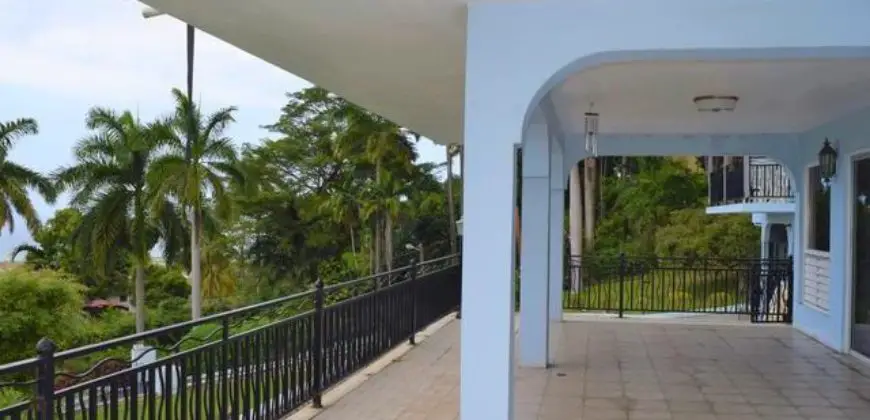 Furnished Family home with 4 bedrooms and stunning view of the Caribbean Sea