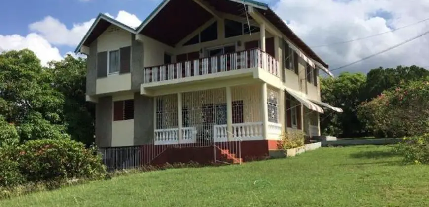 Cozy 3 Bed 2 Bath house located in the family oriented community of green acres, St Catherine