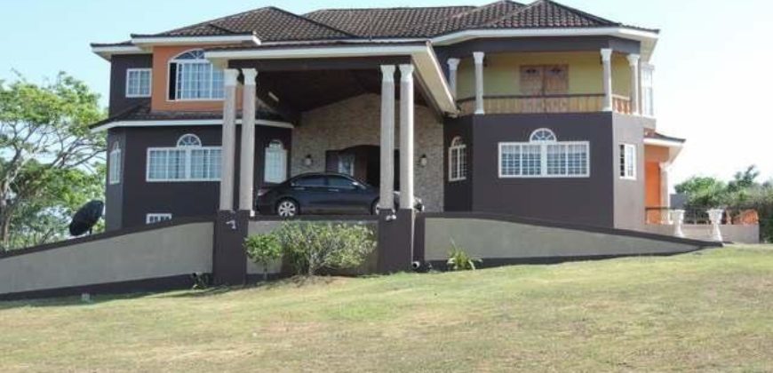 4 Bedroom 5 Bathroom house that has a grandeur entrance with its long driveway and manicured lawn