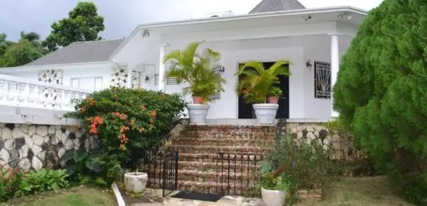 Single storey 6 bedroom, 5 bathroom house with pool for sale…..close proximity to Airport