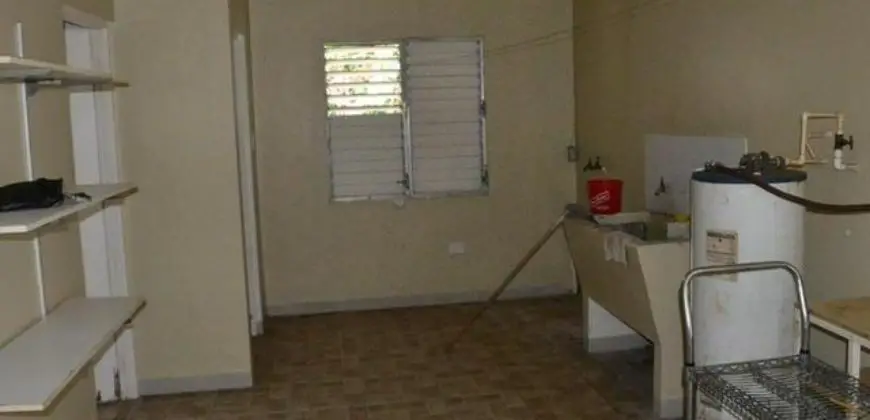 Single storey 6 bedroom, 5 bathroom house with pool for sale…..close proximity to Airport