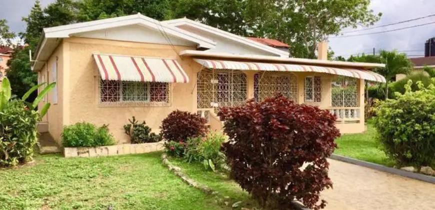 Lovely 5 bedroom house for sale, the house has a separate one bedroom, one bathroom apartment attached for rental income