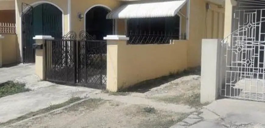 3 bedrooms 2 bathrooms house with laundry room for sale in the Greater Portmore area