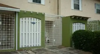 Townhouse off Lady Musgrave Road, 3 bedrooms, 3 bathrooms, small complex. Lots of scope. Needs complete refurbishing.